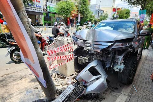 Ô tô 7 chỗ 'lao như tên bắn' tông xe máy rồi đâm gãy trụ điện, 3 người bị thương