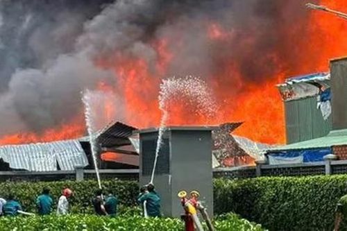 Cháy lớn nhà xưởng ở Tp.HCM, phát hiện bên trong có thi thể