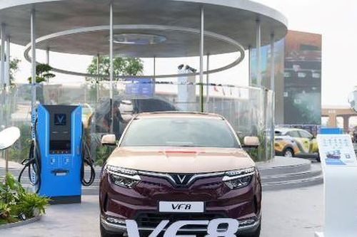 VinFast VF 8: SUV điện 5 chỗ giá được khách hàng Việt đánh giá 'đáng mua số 1' phân khúc