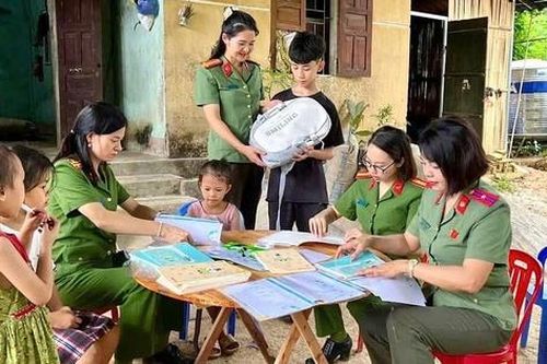 'Mẹ đỡ đầu' - lan tỏa yêu thương đến với trẻ em mồ côi ở Cao Bằng