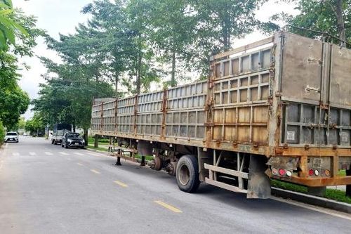 Xe hỏng chiếm dụng lòng đường, cản trở giao thông ở Khu đô thị Bách Việt (phường Bắc Giang)