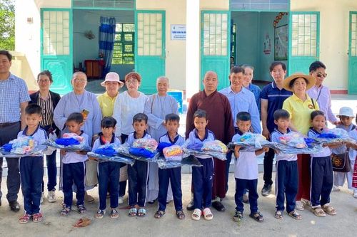 Câu lạc bộ Tủ sách yêu thương tặng quà cho học sinh dân tộc thiểu số