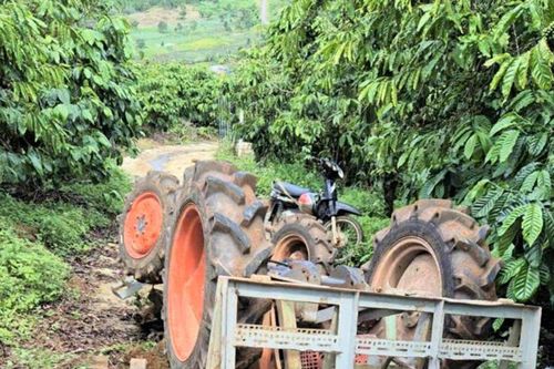 Lật xe máy cày khiến 1 người đàn ông tử vong tại chỗ