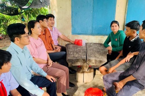 Gian nan vận động học sinh đến trường