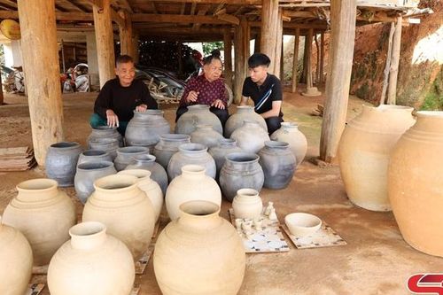 Lưu giữ nghề làm gốm Mường Chanh