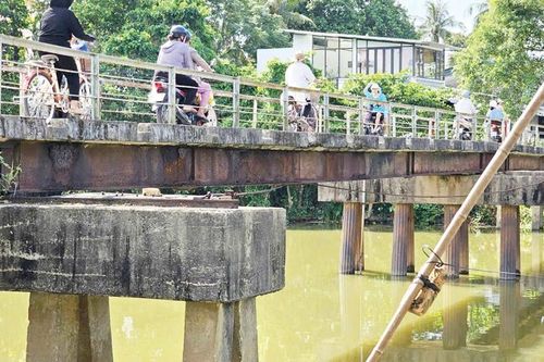 Người dân mong xây mới cầu tránh An Hòa