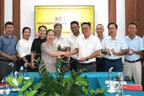 Ký kết phối hợp tuyên truyền, phát hành báo với xã Hưng Lộc