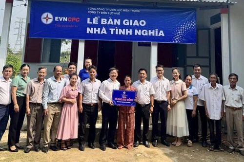 PC Huế bàn giao 5 nhà tình nghĩa cho các hộ gia đình khó khăn