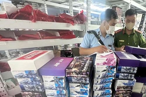 Hà Nội: Thu giữ gần 109 triệu đồng đồ chơi không rõ nguồn gốc tại Cầu Giấy
