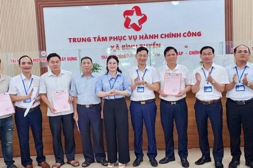 Phú Thọ: 16 người dân vui mừng nhận sổ đỏ sau nhiều năm chờ đợi