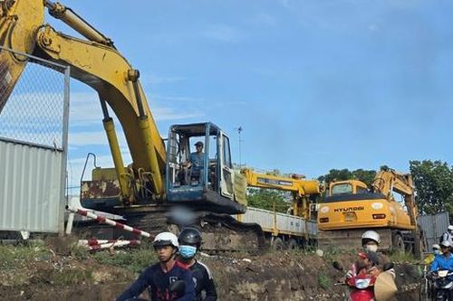 Chậm tiến độ nâng tĩnh không các cầu phía Nam, hàng loạt nhà thầu bị nhắc nhở