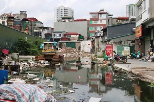 Rác thải, ô nhiễm môi trường tràn lan trên tuyến đường vào Đại học Hà Nội