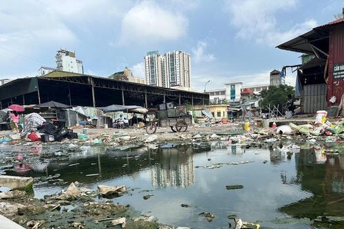 Con đường vào Trường Đại học Hà Nội thành bãi rác khổng lồ: Sinh viên, người dân 'sống chung' với ô nhiễm