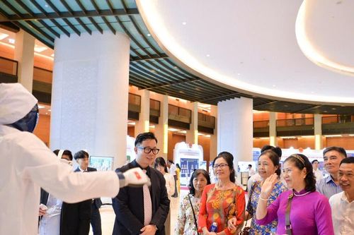 Sản phẩm, công trình nghiên cứu nổi bật trong triển lãm 'Những thành tựu nổi bật của ngành y tế' tại Nhà Quốc hội
