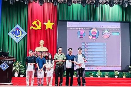 Công an TP Cần Thơ đồng hành cùng sinh viên giải mã thủ đoạn lừa đảo trực tuyến