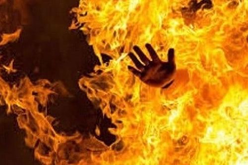 Chồng đâm vợ cũ rồi phóng hỏa tự vẫn