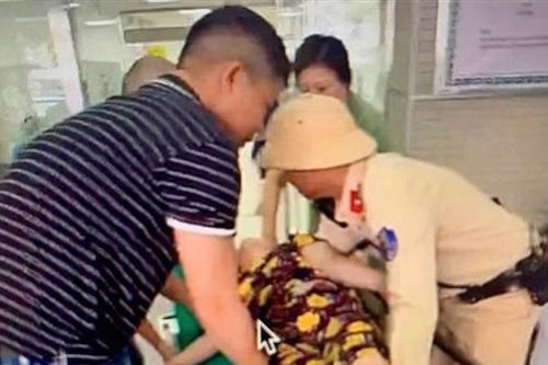 CSGT Hà Nội kịp thời mở đường đưa người dân đi cấp cứu