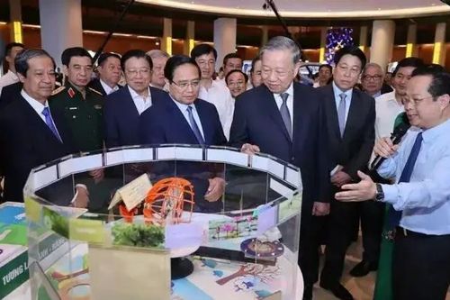 Tổng Bí thư dự triển lãm thành tựu ngành y tế, giáo dục