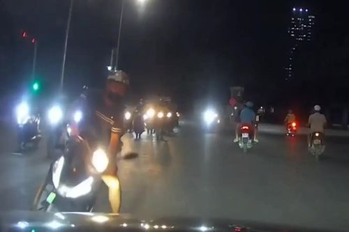 Pha phanh gấp khiến xe máy đổ ngay đầu ô tô