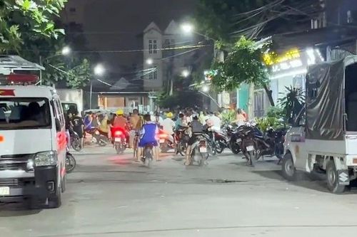 Phát hiện thi thể 2 vợ chồng trước cửa nhà ở TP.HCM: Con trai khóc ngất tại hiện trường