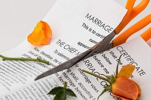 Bé trai hơn 1 tuổi chưa có giấy khai sinh vì bố mẹ cãi nhau chuyện đặt họ, vợ chồng kéo nhau ra tòa ly hôn