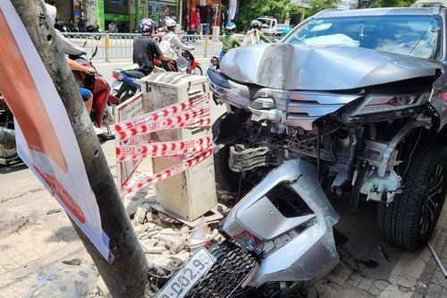 Hiện trường ám ảnh vụ tai nạn kinh hoàng khi ô tô 7 chỗ tông văng xe máy rồi đâm gãy trụ điện ở TPHCM