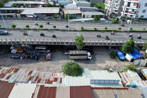 Loạt gầm cầu ở TP.HCM thành nhà tiền chế, bãi giữ xe