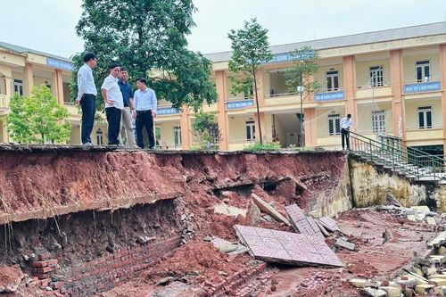 Hà Nội công bố tình huống khẩn cấp tình trạng sạt lở tại xã Ba Vì
