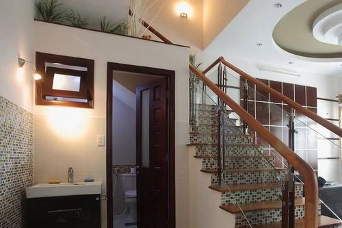 Những nguy hại khi thiết kế toilet dưới gầm cầu thang