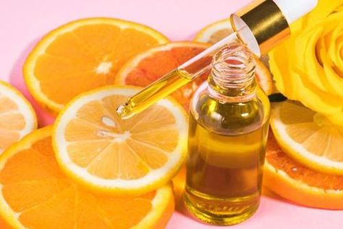 Bôi serum vitamin C buổi sáng có bị bắt nắng không?
