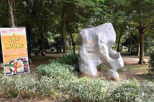 Chủ tịch Hà Nội yêu cầu làm rõ thông tin vườn hoa Trần Quang Diệu hoang tàn, xuống cấp