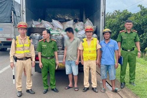 Phát hiện 'kho' mỡ động vật không rõ nguồn gốc trên xe tải tại Đồng Nai