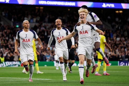 Thủ môn mắc sai lầm ngớ ngẩn ở Champions League