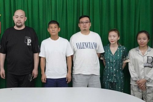 Bắt nhóm người nước ngoài điều hành nhà hàng chứa mại dâm ở TP.HCM