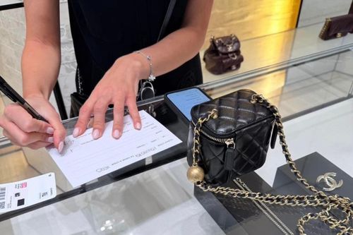 Bán xe của bạn trai để mua túi Chanel