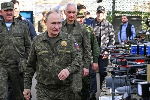 Tổng thống Nga Putin mặc quân phục thị sát tập trận Zapad-2025