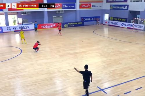 Khoảnh khắc đá phản lưới nhà gây bức xúc ở giải U20 futsal Quốc gia