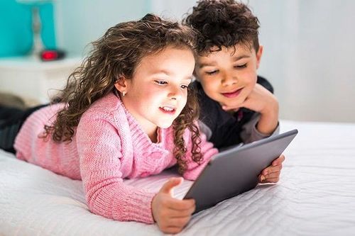Trẻ dùng điện thoại bao lâu là quá nhiều?