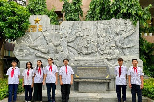 Nhóm học sinh 13-14 tuổi viết sách 'Những dấu chân lịch sử'