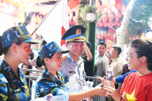 Bài 2: Những khoảng lặng giữa đời thường