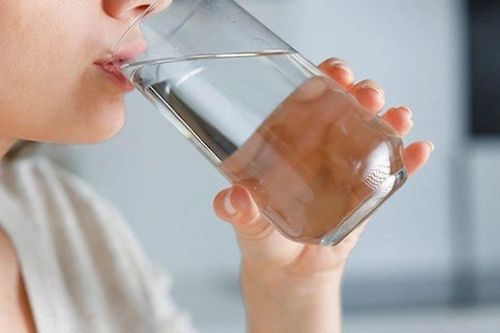 7 tác hại từ việc thường xuyên đứng khi uống nước