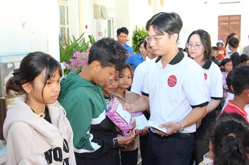 'Cùng em đến trường' - lan tỏa việc làm thiện nguyện