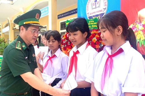 Tiếp sức đến trường cho học sinh vùng biên giới