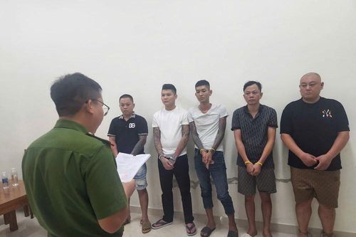 Tạm giữ nhóm đối tượng bắt giữ người trái pháp luật