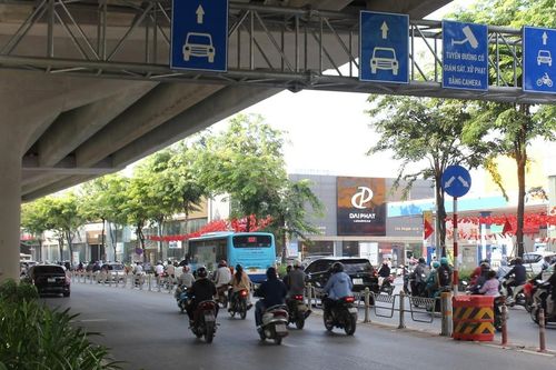 Hà Nội: Xe máy đi vào làn xe ô tô trên đường Phạm Văn Đồng gây mất an toàn giao thông