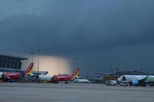 Thời tiết xấu, hoạt động bay tại Nội Bài bị ảnh hưởng