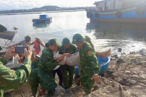 Cứu ngư dân gặp nạn trên biển