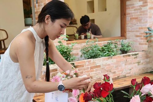 Cà phê cùng 'buffet hoa', trào lưu mới cho bạn trẻ Sài Gòn