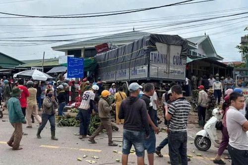 Xe tải lao vào khu vực chợ Tân Long, 3 người tử vong