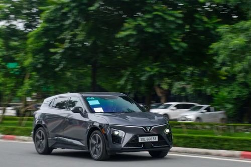 Lên đời VinFast VF7, khách Việt khẳng định không còn lý do quay lại xe xăng